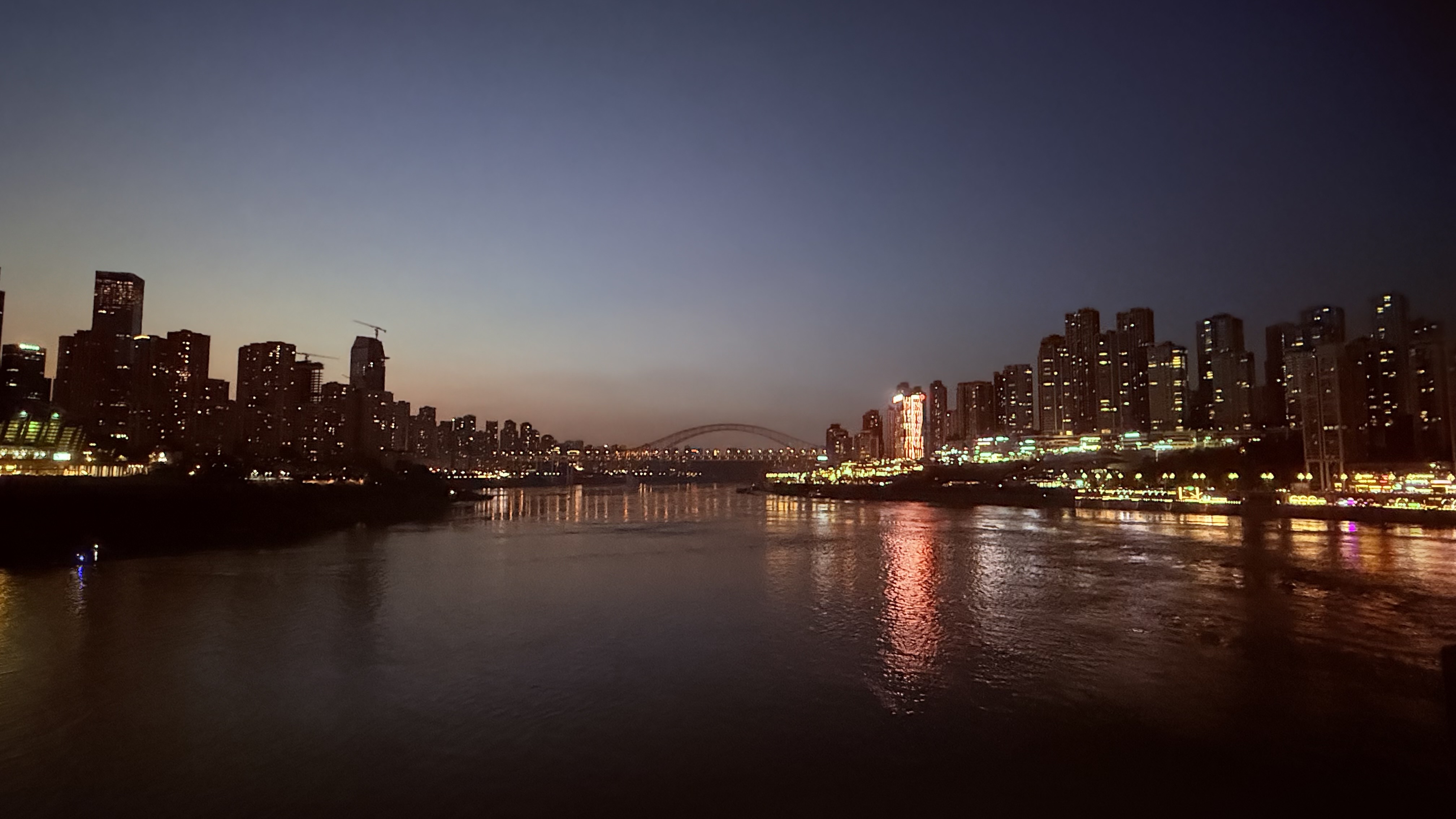 重庆-嘉陵江两岸夜景灯火与拱桥.jpg