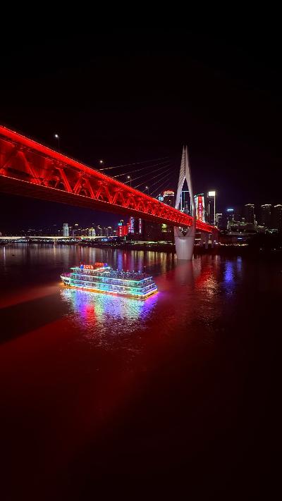 重庆-夜色中的红色大桥与游船_4