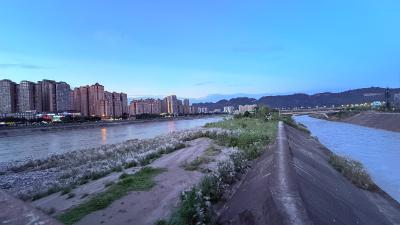 雅安-河滩堤坝与楼群_4