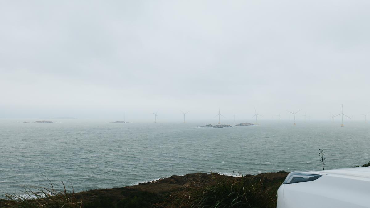 雾海中海上风力发电机群.JPG