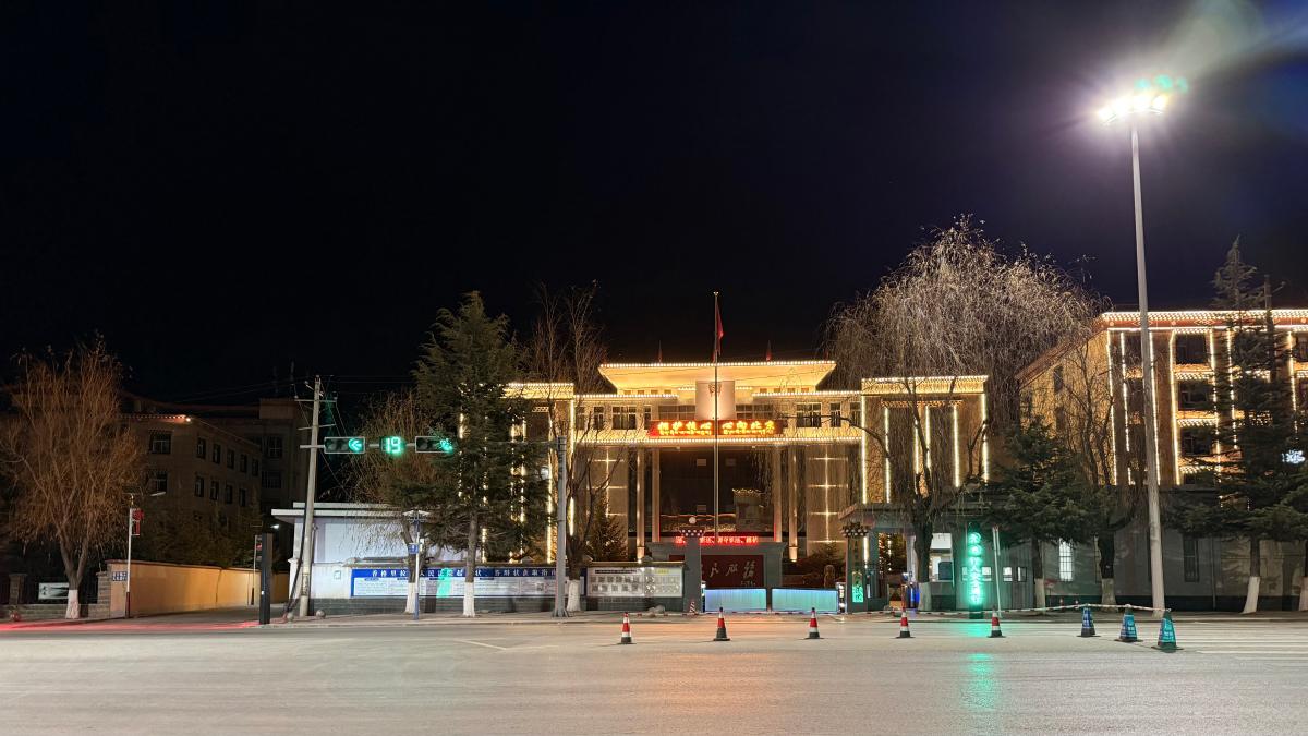 香格里拉-夜晚的广场与建筑_2.jpg