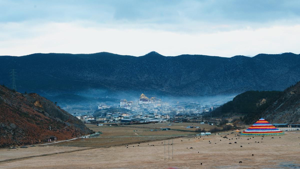 香格里拉-晨雾中的松赞林寺_4.jpg