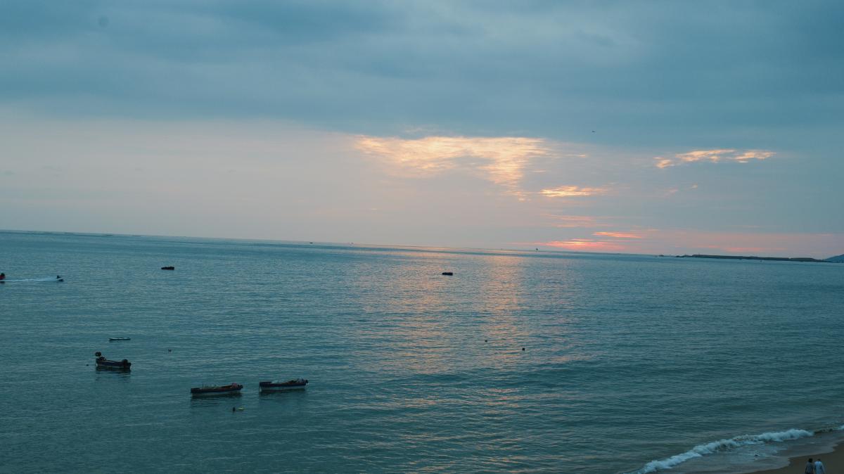 黄昏海面上漂浮的小船.JPG