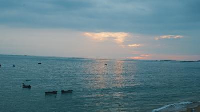 黄昏海面上漂浮的小船